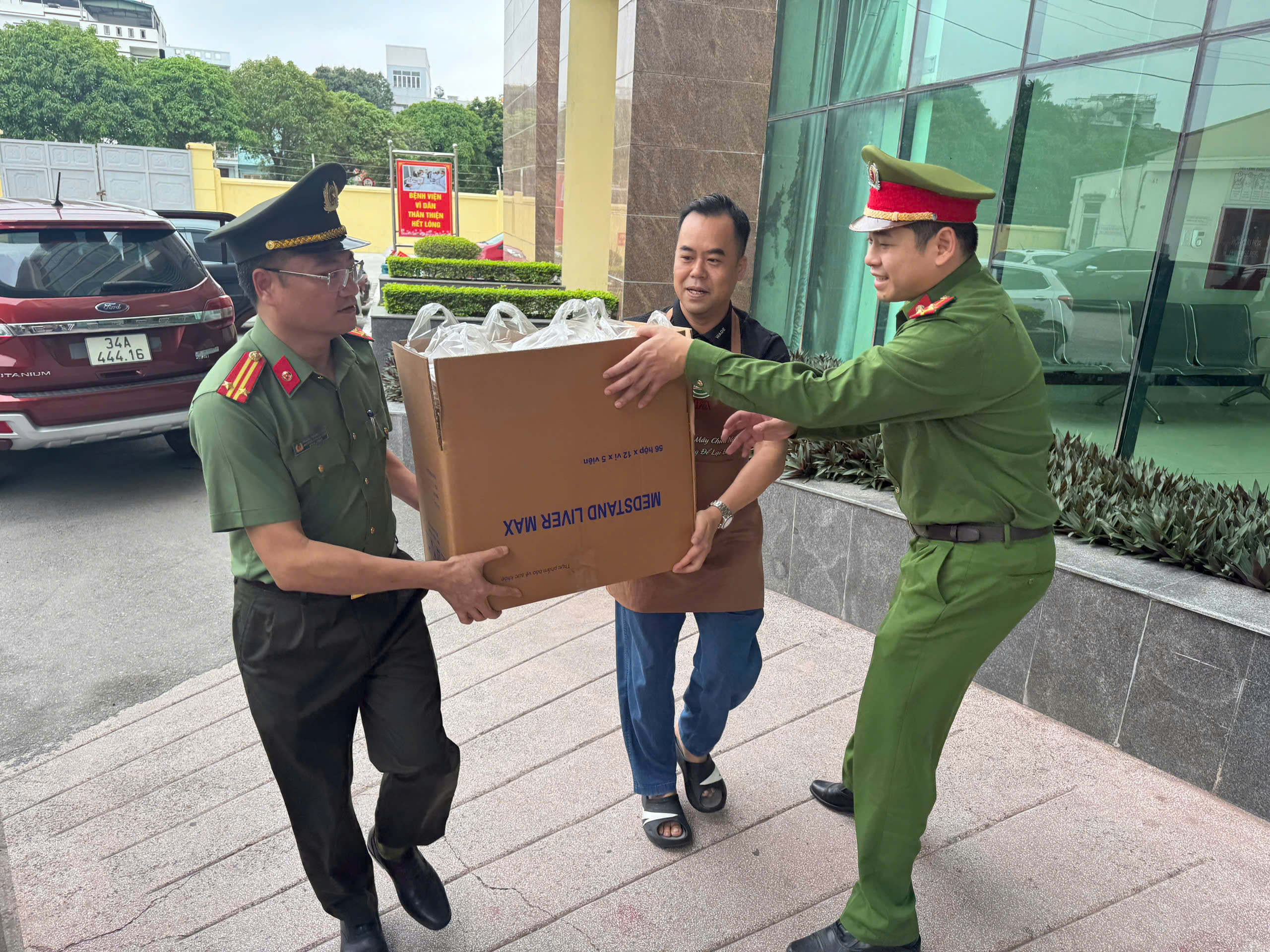 Công an phường Thành Đông tổ chức chương trình “Suất ăn yêu thương”